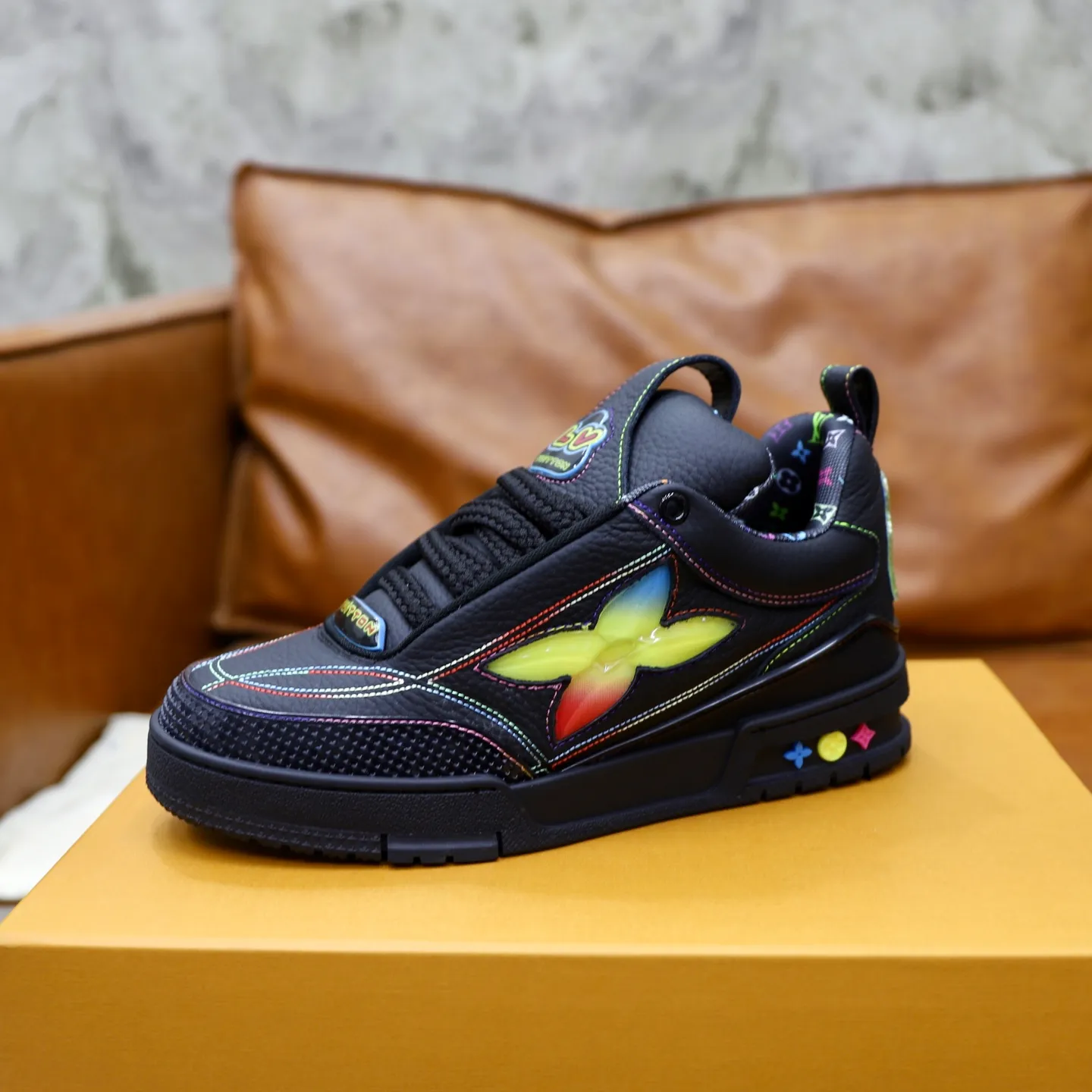 Men's shoes 💰: 860💰 LV Louis Vuitton TRAINER new sneakers are shipped. Louis Vuitton men's artistic director Virgil Abloh took inspiration to create this LV Trainer sneaker. Yingze crystal inlays present a colorful effect, with two gorgeous effect colors to choose from. The LV diamond letter logo badge on the tongue is gorgeous and noble. The LV letters are decorated on the side. The outsole is decorated with a Monogram flower pattern. It shows the trend of elegance and nobility! Men's model: 39-44 (38, 45, 46 customized)